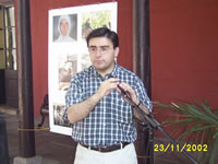 El Alcalde Mario Olavarra, elogiando la iniciativa del Concurso. (33,530 bytes)
